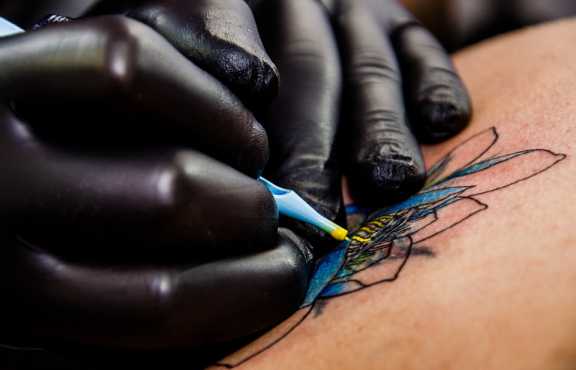Красноярского «татуировщика» осудили за мошенничество с оказанием услуг