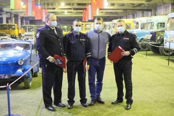 Красноярских автоинспекторов поблагодарили за спасение женщины