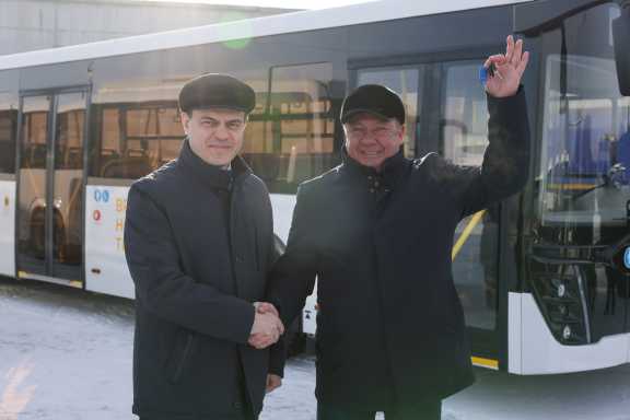 Губернатор Красноярского края Михаил Котюков вручил ключи от новых автобусов 