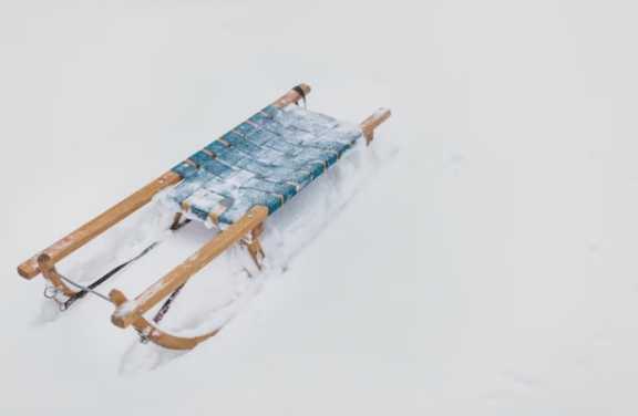 Красноярцам разрешили строить горки из снега около своего дома