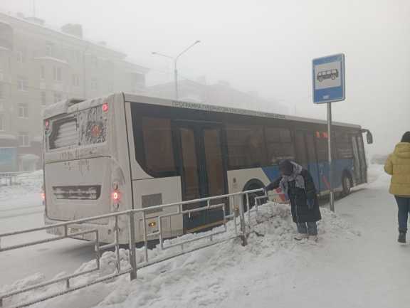 В Красноярске пассажира с банковской картой и наличными высадили из автобуса
