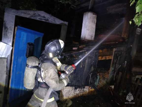 В Барнауле сотрудники МЧС спасли трёх человек на пожаре