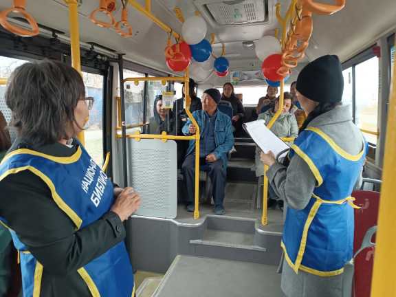 В столице Тувы курсировал «Читающий автобус»
