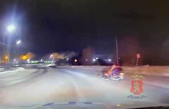 В Красноярском крае пьяный водитель снегохода пытался скрыться от полиции по дороге