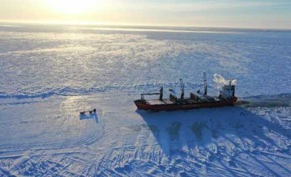Уникальную операцию по параллельной разгрузке морских судов на ледовый припай на проекте «Восток Ойл» провели красноярские нефтяники