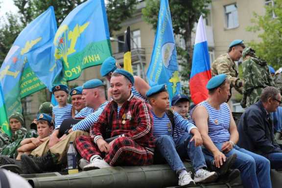 Торжественный митинг и шествие: как отметили день ВДВ в Иркутске