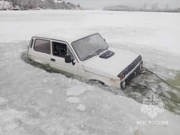 В Иркутской области под лёд провалился ещё один автомобиль