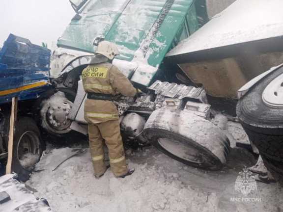 В Красноярском крае столкнулись 4 грузовика