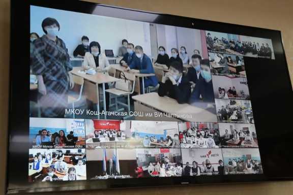 Глава Республики Алтай провел Урок цифры для школьников Кош-Агачского района