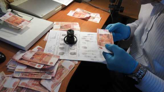 В Красноярском крае пенсионеру подменили 570 тысяч рублей на билеты «Банка приколов»