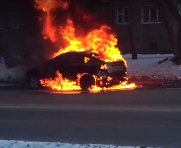 В Красноярске сгорел автомобиль