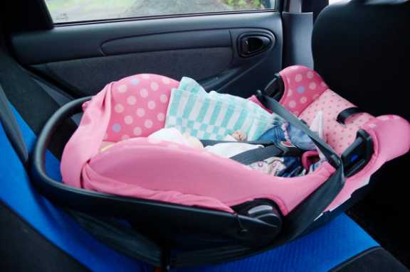 Жительница Красноярска оставила младенца одного в закрытой машине