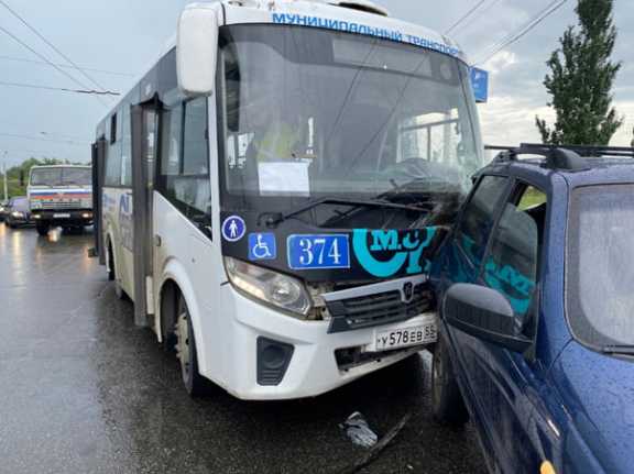 Дети в Омске пострадали в ДТП с автобусом