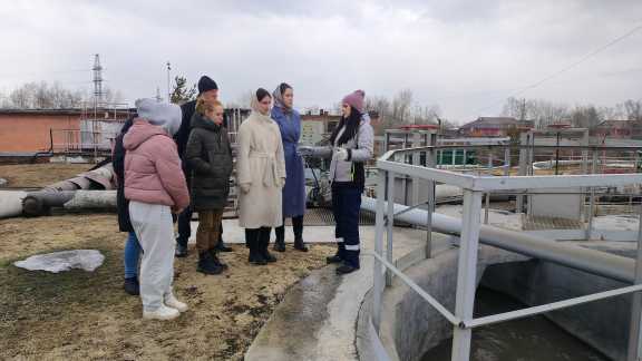 Стало известно зачем на правобережных очистных сооружениях Красноярска воду подсвечивают в зелёный цвет