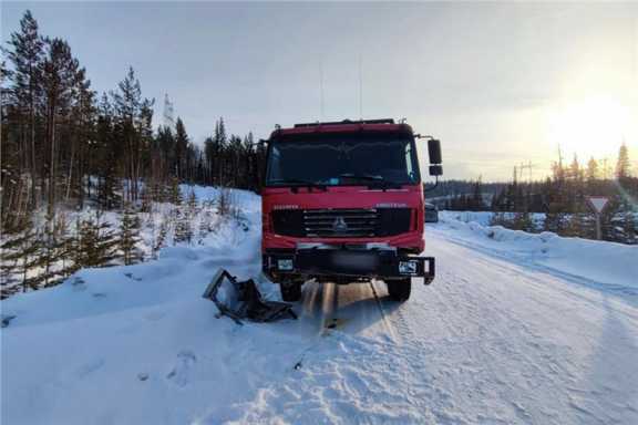 Лесовоз и микроавтобус столкнулись на трассе в Красноярском крае