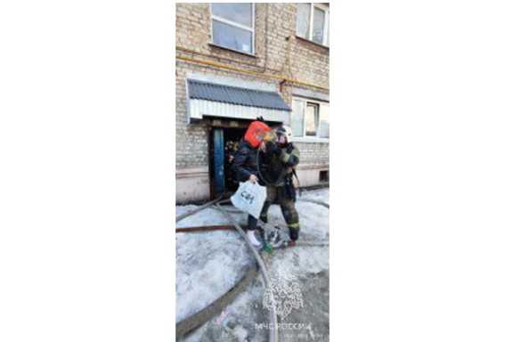 В столице Алтайского края на пожаре в многоквартирном доме спасли 11 человек