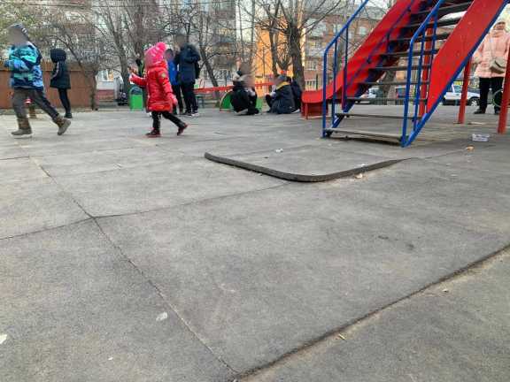В Красноярске ребёнок из-за детской площадки получил травму носа
