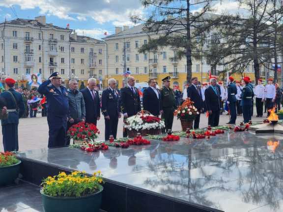 Коллективы предприятий «СУЭК-Кузбасс» возложили цветы к памятным мемориалам