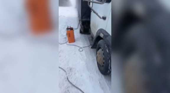 В Иркутской области спасли замерзающего водителя фургона
