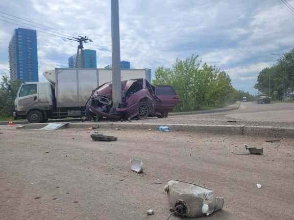 В Красноярске «лада» влетела в столб: пассажир скончался