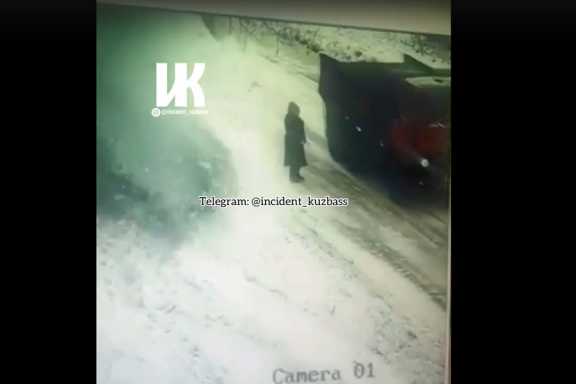 В Кузбассе двух женщин завалило снегом с крыши