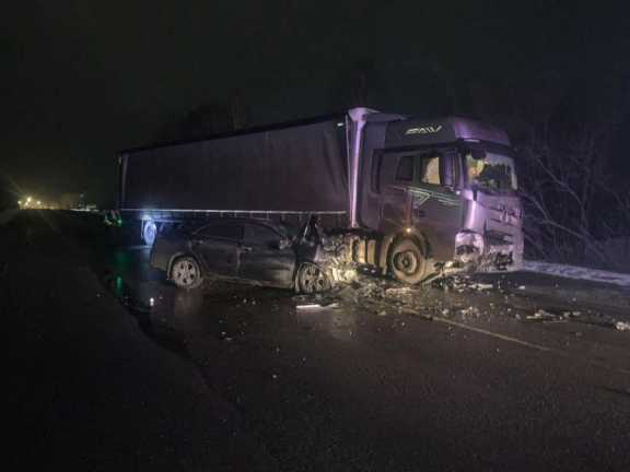 В Красноярском крае в лобовом столкновении с грузовиком погиб водитель «Toyota Camry»