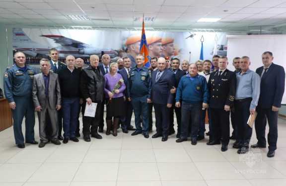 В Хакасии ветеранов МЧС и действующих сотрудников наградили в Единый день МЧС России