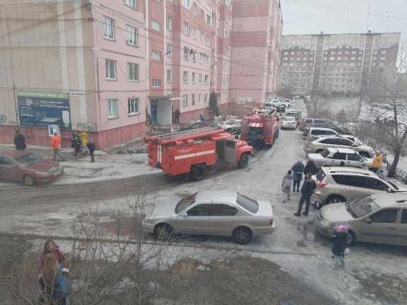 В Алтайском крае из-за пожара от телефонной зарядки эвакуировали жителей 9-этажки