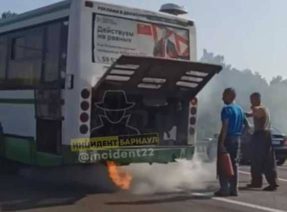 В Барнауле во время движения загорелся автобус 