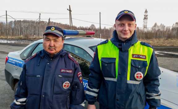 В Боготольском районе Красноярского края сотрудники Госавтоинспекции спасли людей от огня