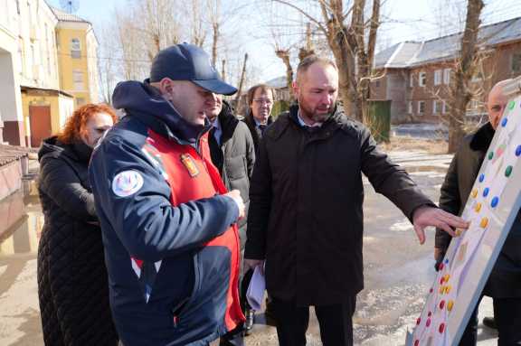 В Ленинском районе Красноярска благоустроят дворы и сделают ремонт дорог