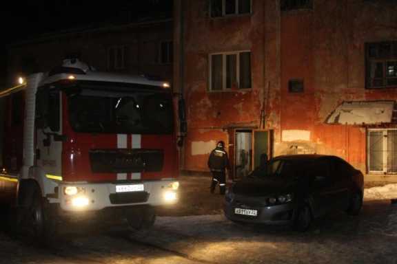 В Барнауле из-за пожара эвакуировали 15 жителей многоквартирного дома
