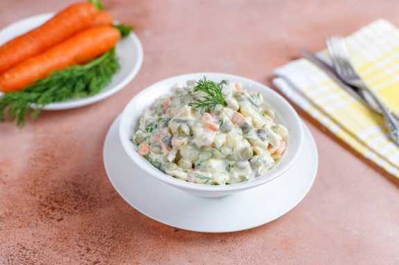 Оливье и селёдка под шубой стали самыми популярными новогодними салатами у красноярцев