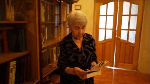 Пенсионерка из Красноярска передала для беженцев Донбасса книги