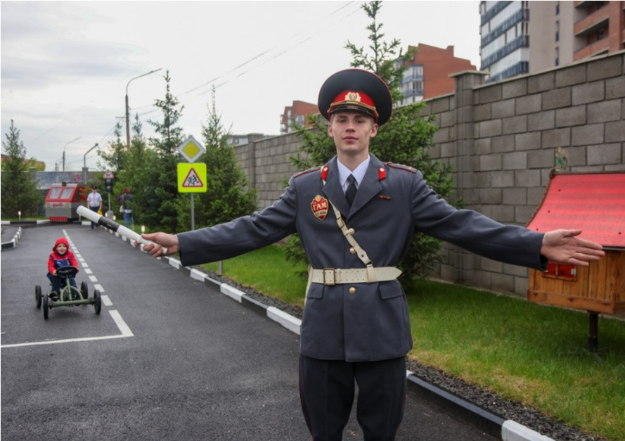 В красноярске проходит. Детский автогородок Красноярск. Центра безопасности дорожного движения с детским автогородком. Автогородок во дворе. Краевой центр БДД.