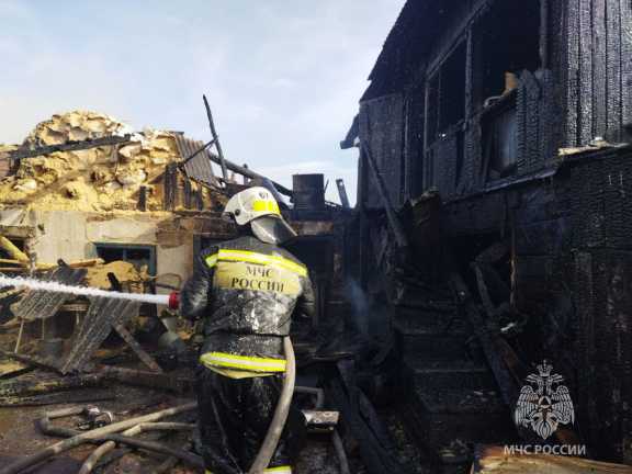 Огонь почти уничтожил дом в Ужуре Красноярского края