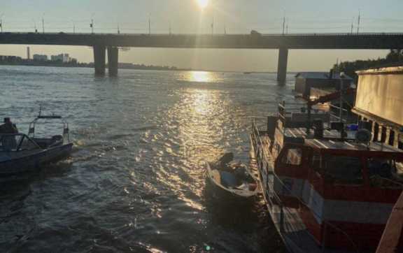 В Новосибирске опрокинулась лодка с 3 пассажирами