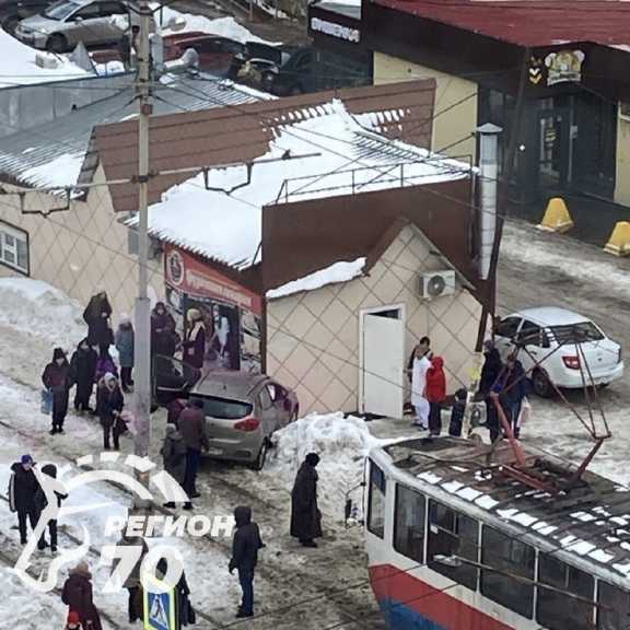 В Томске трамвай столкнулся с автомобилем, есть пострадавшие