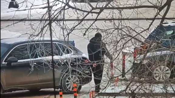 Красноярец сломал специальное устройство, чтобы припарковаться