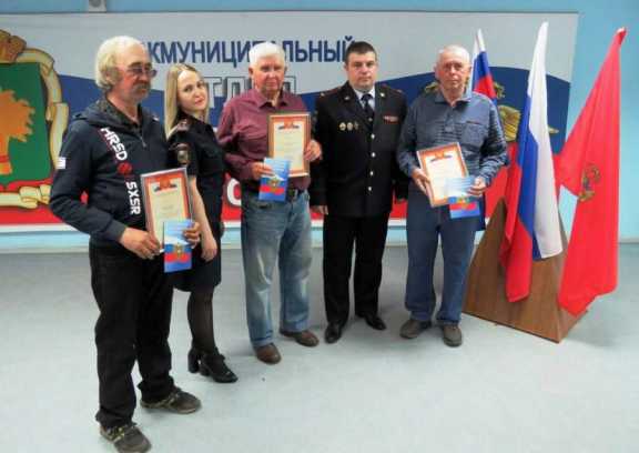 В городе Канск Красноярского края полицейские поблагодарили мужчин, которые спасли ребёнка