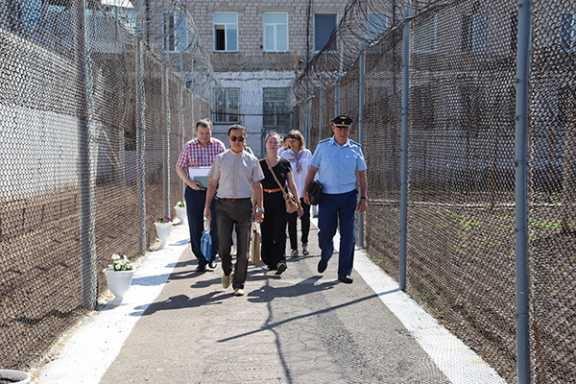В Хакасии о мерах государственной защиты и поддержки семьи рассказали заключённым женских колоний