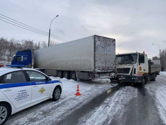 В Красноярском крае столкнулись три грузовика