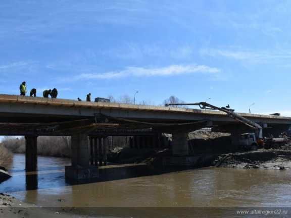 В Алтайском крае в начале лета планируют открыть мост через реку Чемровку