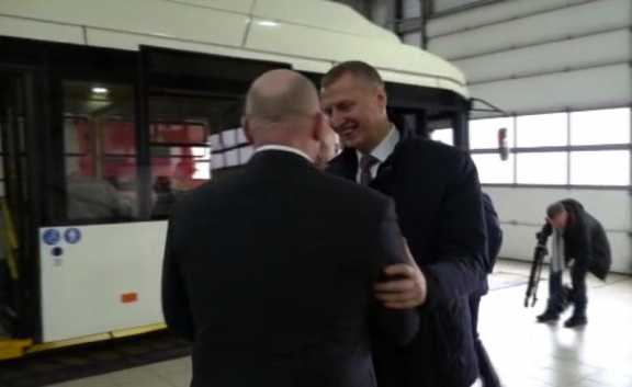 Мэр Красноярска прокатился на троллейбусе с послом Беларуси
