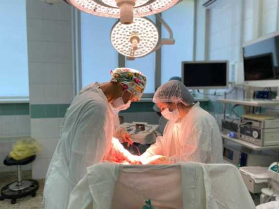 Красноярские врачи удалили гигантскую опухоль, сравнимую с беременностью на 5 месяце