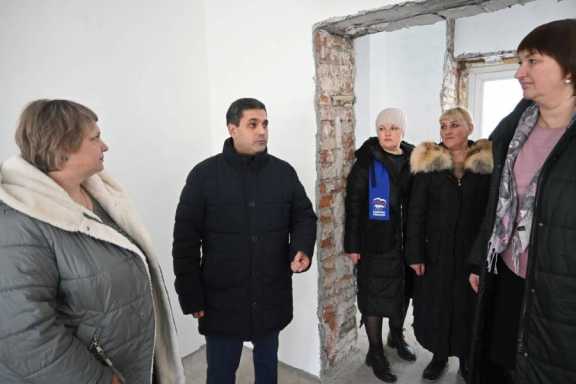 Единороссы продолжают проверять школьные ремонты в районах Красноярского края