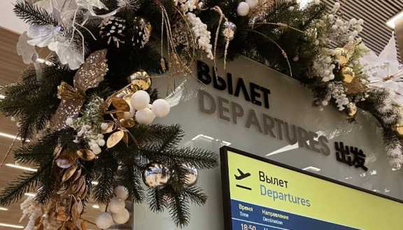 Аэропорт Красноярска украсили к Новому году  