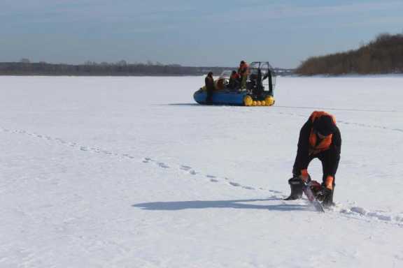На реке Томи начали рубить лёд для снижения рисков подтопления