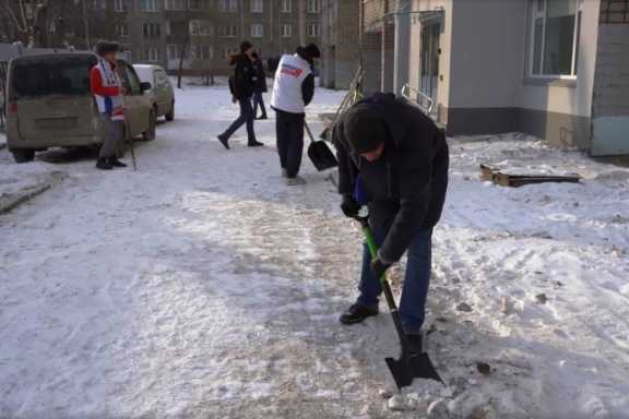 В Красноярске от снега очистили территорию библиотеки 