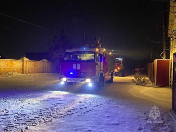 Минусинские огнеборцы спасли 10 человек на ночном пожаре